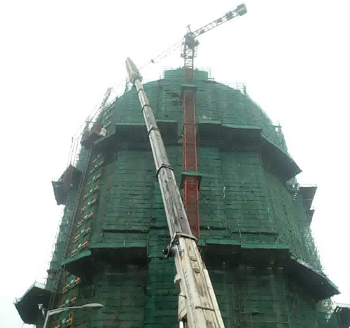 高明吊车在工地上作业